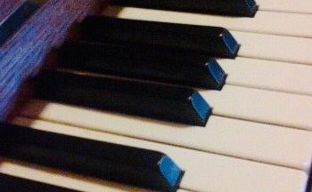 Kuva pianon koskettimista